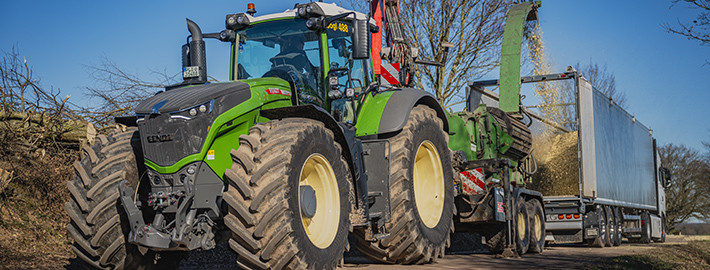 blunk-team-beim-verwerten-von-schnittgut-foto-tako-bannas