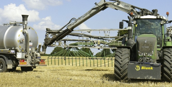 blunk-Fendt-900-Vario-Kaweco-Pumptankwagen-Schleppgestaenge-Gueven-Tankauflieger