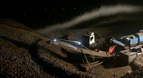 Rüben waschen bei Nacht mit der mobilen Blunk-Rübenwaschanlage