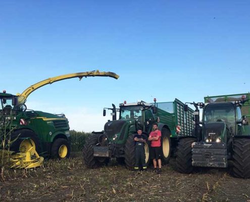 Blunk-Lalendorf-Team macht kurze Pause für ein Photo vor neuem Häcksler 8800