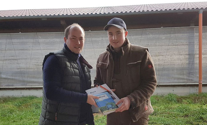 Blunk übergibt Blunk-Planbuch an Kunden