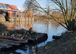 Blunk Umwelt-Team pflegt Uferböschung im Hafen