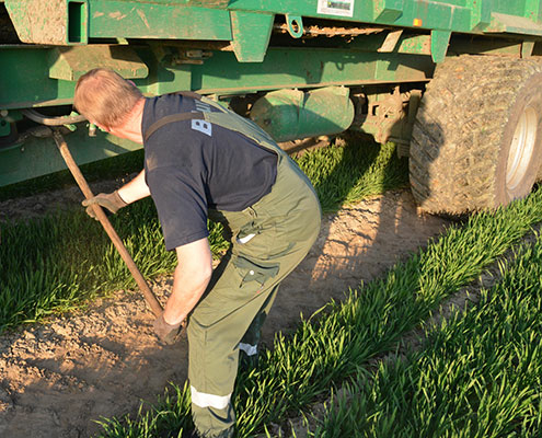 Blunk-Team beim Putzen nach dem Klärschlamm-Streuen zur Sicherheit