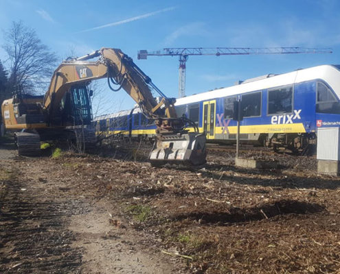 Blunk mulcht Böschung an der Bahnlinie 01