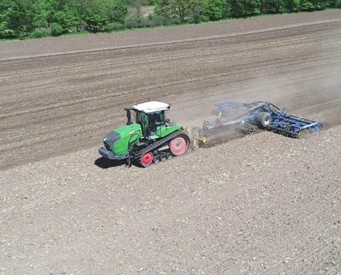Blunk: Saatbettbereitung mit Fendt Raupentraktor und Dal-Bo 1