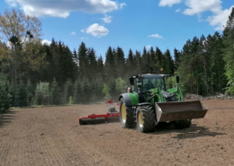 Titel Blunk mulcht Baumplantage für neue Blühwiese