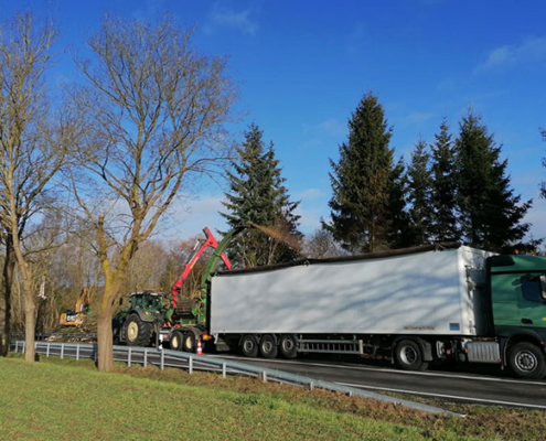Agrar- und Umweltdienstleister bei der Baufeld-Räumung 03