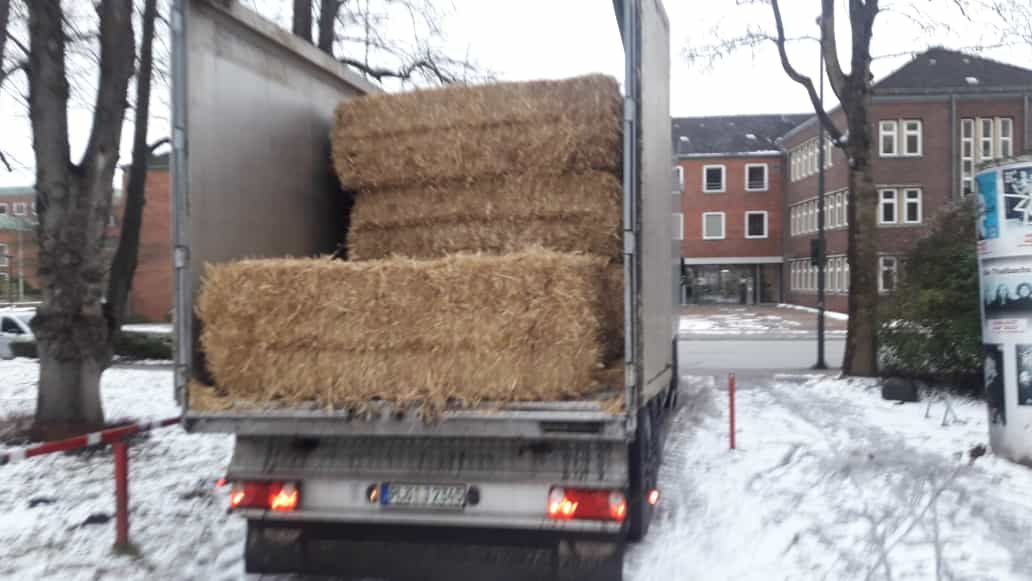 Lohnunternehmen Blunk liefert Strohballen für sicheren Rodelspaß auf der Krusenkoppel in Kiel - Fotos Jörg Baumgärtl 01