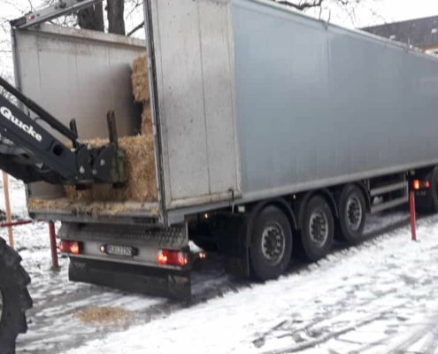 Lohnunternehmen Blunk liefert Strohballen für sicheren Rodelspaß auf der Krusenkoppel in Kiel - Fotos Jörg Baumgärtl 06