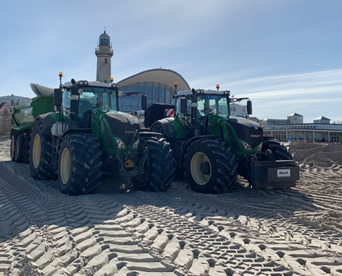 Dienstleister Blunk transportiert Sand auf Strand Warnemünde 06