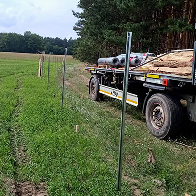 Blunk baut Zaun um Aufforstungsfläche in Beeskow für NFG 03