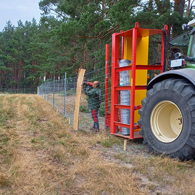 Blunk baut Zaun um Aufforstungsfläche in Beeskow für NFG 07