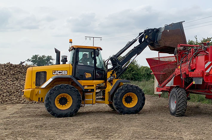 Blunk Rübenernte: Rüben verladen vom Feld mit neuem JCB Radlader- Foto von Sebastian Oechsle 05