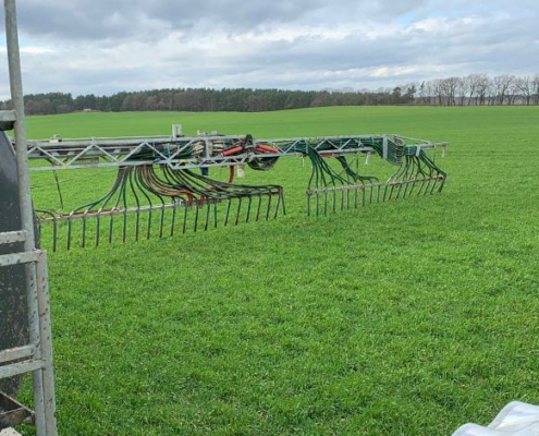 Blunk bei der Gülle Ausbringung mit Kaweco 3-Achser auf 36 Meter - Foto Mathias Ibs-02