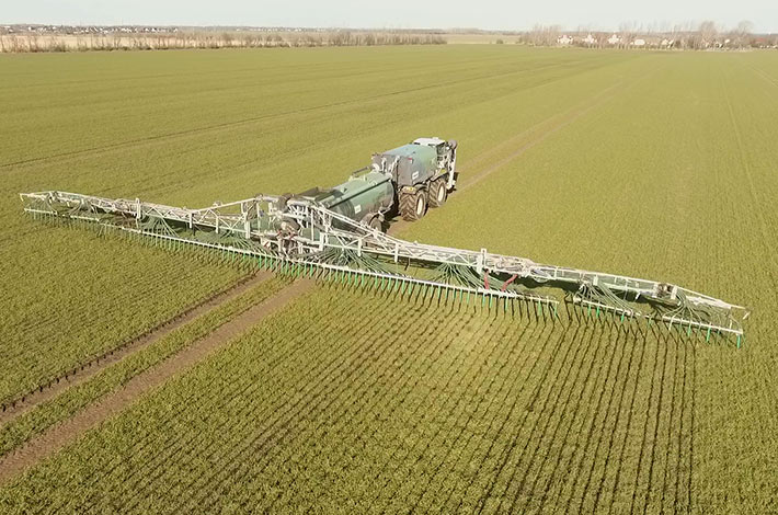 Blunk bei der Gülle Ausbringung mit Xerion SGT und Kaweco - Foto Dominic Kkern_02