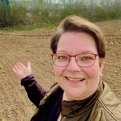 Pastorin Egener bei Aussaat Sonnenblumen für Spendensammlung in Bornhöved