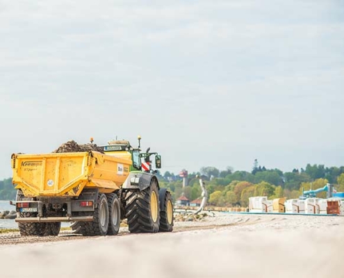 Blunk Umwelt-Team Holtsee bei Strand Reinigung in Flensburg - Foto Mattis Schramm @agrarservice - 02