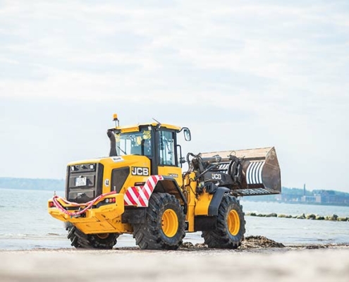 Blunk Umwelt-Team Holtsee bei Strand Reinigung in Flensburg - Foto Mattis Schramm @agrarservice - 04