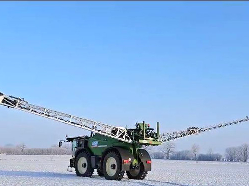 Pflanzenschutz mit Blunk-Technik: Fendt Rogator 665 beim Gestänge ausfahren -04