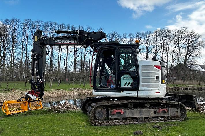 Blunk Umwelt-Team bei Tteich Böschungspflege mit neuen HIDROMEK Gummi-Kettenbager 26