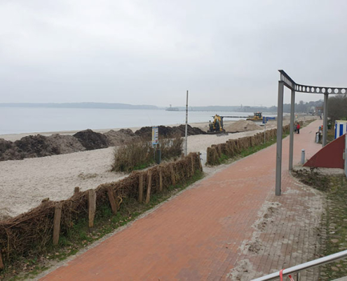 Blunk-Team Holtsee stellt vom Orkan zerstörten Strand wieder her 57