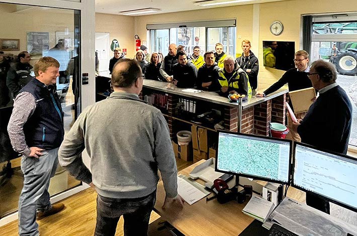 Blunk gratuliert Mitarbeiter Eckard Südmeier zum 25jährigen Jubiläum 02