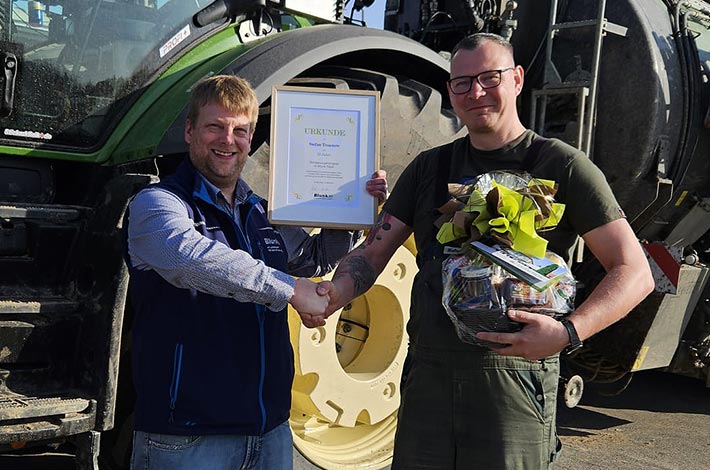 Blunk gratuliert Mitarbeiter Stefan Tessenow zum 15jährigen Jubiläum