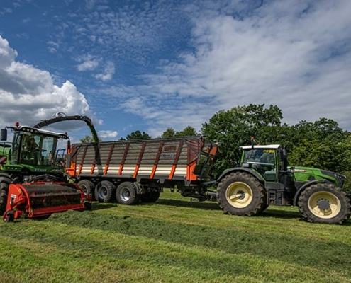 Gras Ernte mit neuen Häckselwagen: Blunk-Team Rendswühren - Foto T Bannas 9435