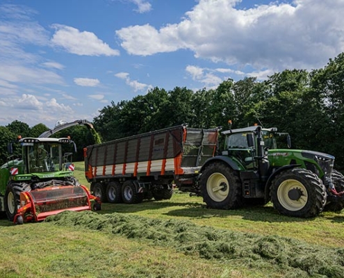 Gras Ernte mit neuen Häckselwagen: Blunk-Team Rendswühren - Foto T Bannas 9441