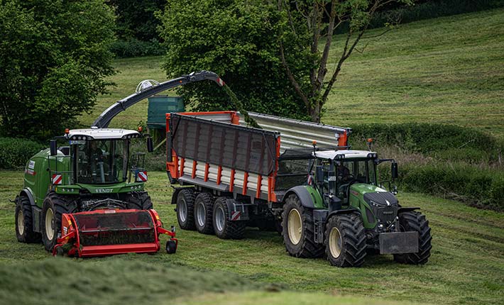 Gras Ernte mit neuen Häckselwagen: Blunk-Team Rendswühren - Foto T Bannas 9472