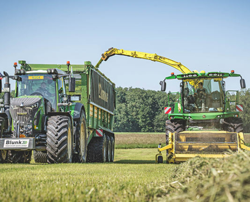 Grasernte und Silo fahren: Blunk-Team Lalendorf - Foto Florian Lüttge 9482