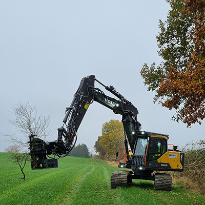 Blunk bei Knickpflege mit neuem Fällgreifer an Volvo-Bagger - Foto Sven Rixen 105903