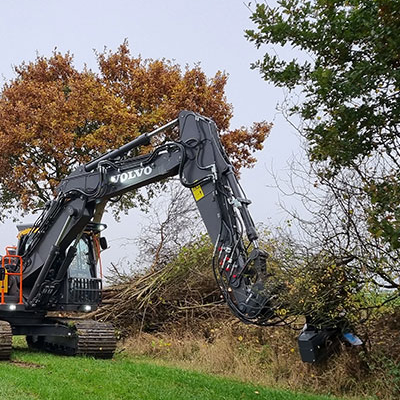Blunk bei Knickpflege mit neuem Fällgreifer an Volvo-Bagger - Foto Sven Rixen 115550