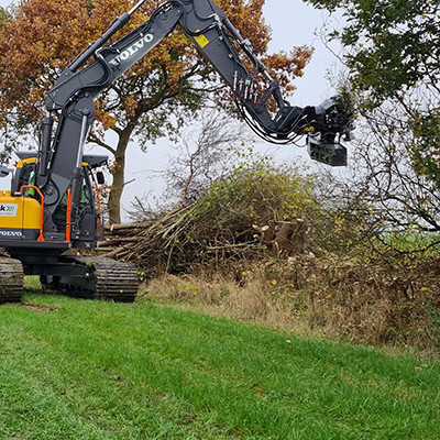 Blunk bei Knickpflege mit neuem Fällgreifer an Volvo-Bagger - Foto Sven Rixen 115554