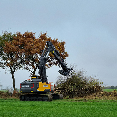 Blunk bei Knickpflege mit neuem Fällgreifer an Volvo-Bagger - Foto Sven Rixen 115851