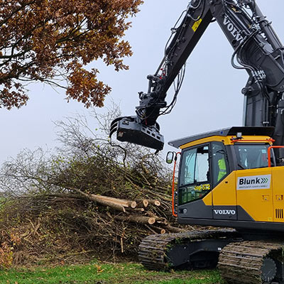 Blunk bei Knickpflege mit neuem Fällgreifer an Volvo-Bagger - Foto Sven Rixen 115957