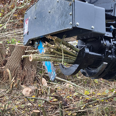 Blunk bei Knickpflege mit neuem Fällgreifer an Volvo-Bagger - Foto Sven Rixen 121223