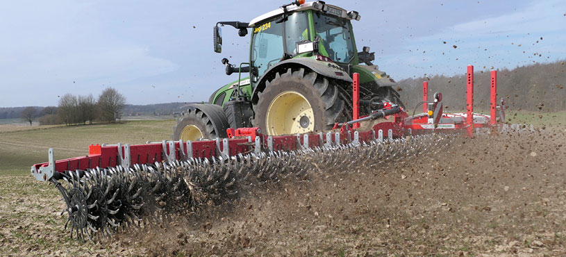 Frühjahrsarbeiten mit Blunk: Dienstleistung Boden auflockern, schonend und gründlich mit effizienter Technik
