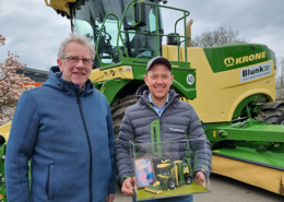 Jogi Blunk und Oliver Paul mit Krone BIG M Modell vor Blunk-Maschine