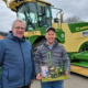 Jogi Blunk und Oliver Paul mit Krone BIG M Modell vor Blunk-Maschine