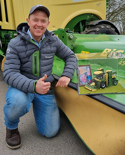 Modellbauer Oliver Paul mit seinem Krone BIG M Modell
