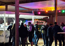 Das Blunk-Team Holtsee lud zur Grasernte zum Häckslerbier ein - thumb