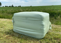 Blunk-Team Holtsee bei Grasernte und Herstellung von Silageballen bzw. Wickelsilage-mit MC Hale Wickler - 02