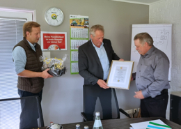 BLU und Landwirtschaftskammer SH ehren langjährigen Blunk-Mitarbeiter -447