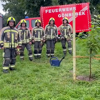Challenge Apfelbaum pflanzen: Feuerwehr Gönnebek bekommt Hilfe von Blunk-Löschwagen -03