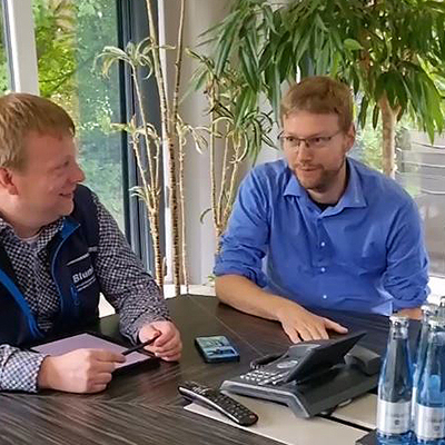 Challenge Apfelbaum pflanzen: Blunk nimmt Herausforderung an und pflanzt einen Baum -02