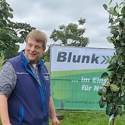 Challenge Apfelbaum pflanzen: Blunk nimmt Herausforderung an und pflanzt einen Baum -16