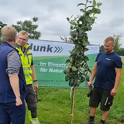 Challenge Apfelbaum pflanzen: Blunk nimmt Herausforderung an und pflanzt einen Baum -17