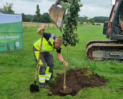 Blunk nimmt Apfelbaum-Challenge an und pflanzt Baum - Titelbild