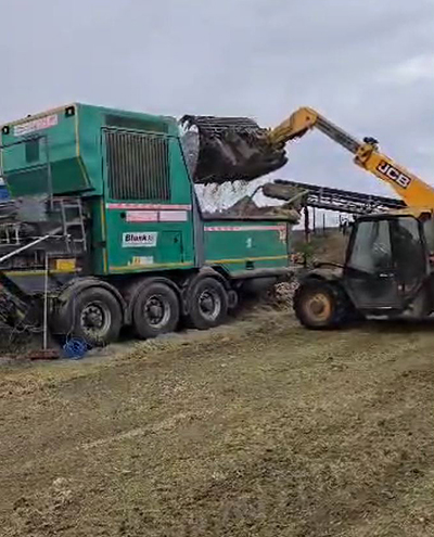 blunk-team-beim-rueben-mischsilage-herstellen-foto-malte-schroeder-37